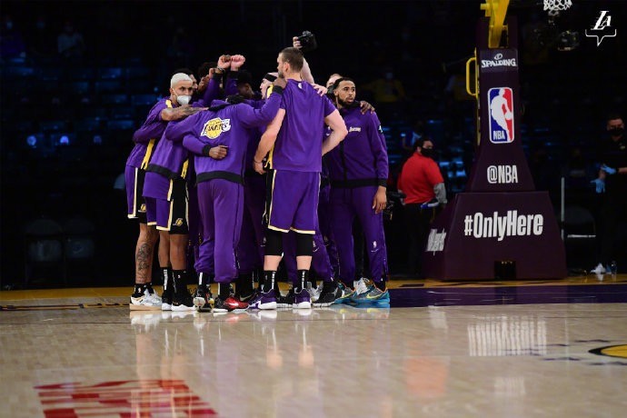 NBA季后赛首轮，爱德华兹绝杀助森林狼晋级